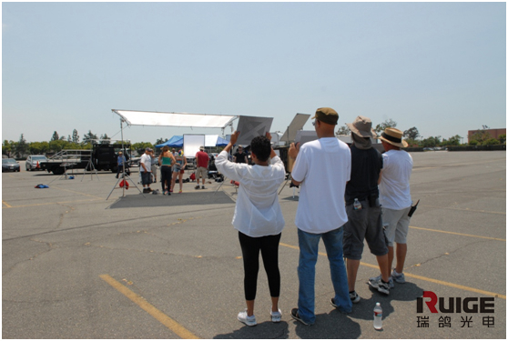 看好莱坞拍摄团队，如何巧妙运用自然光，在正午拍出瑞鸽广告大片