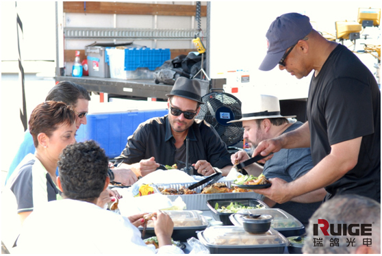 谁说老外懒散，别被骗了，带你见识好莱坞团队令人赞叹的职业素养